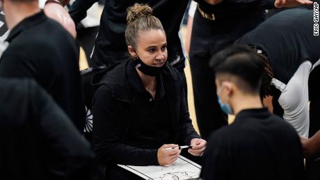 Becky Hammon calls up a play during a second-half hiatus during Tottenham's & # 39;  A match against the Lakers.