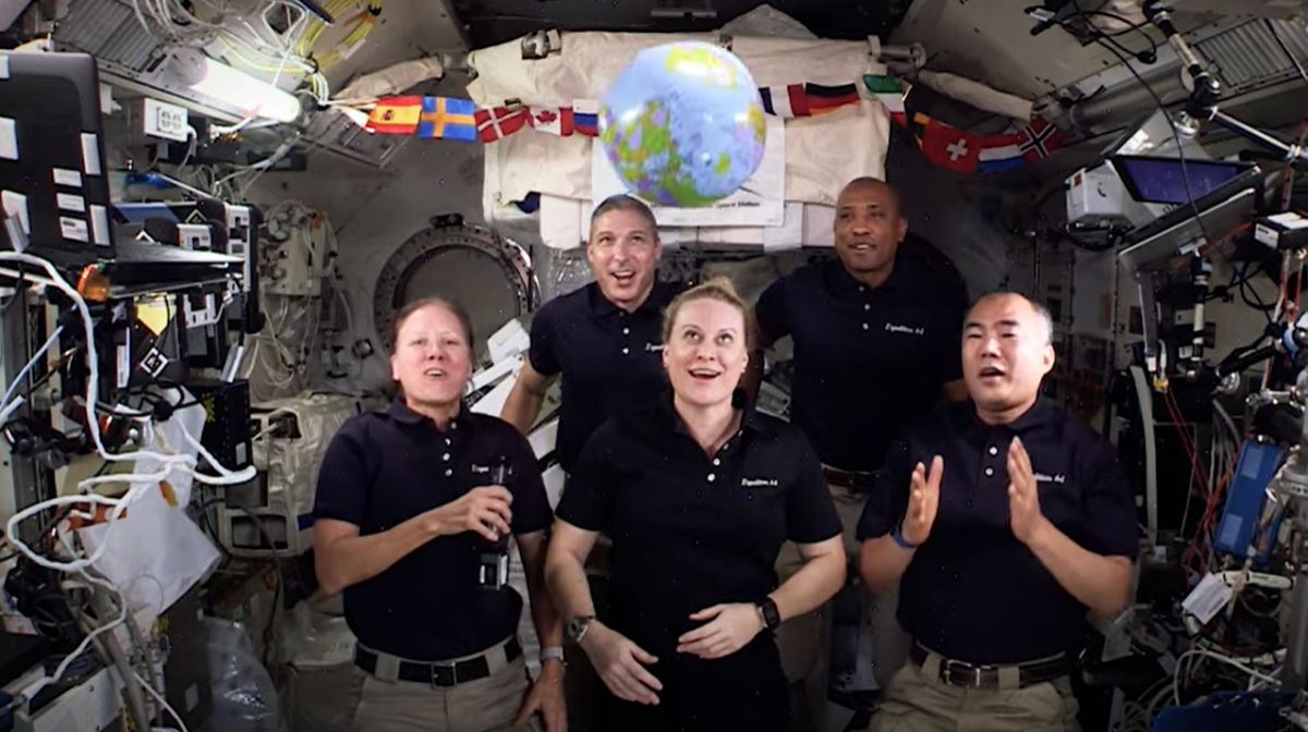 Astronauts greet the new year from space without the gravity 2021 landing ball