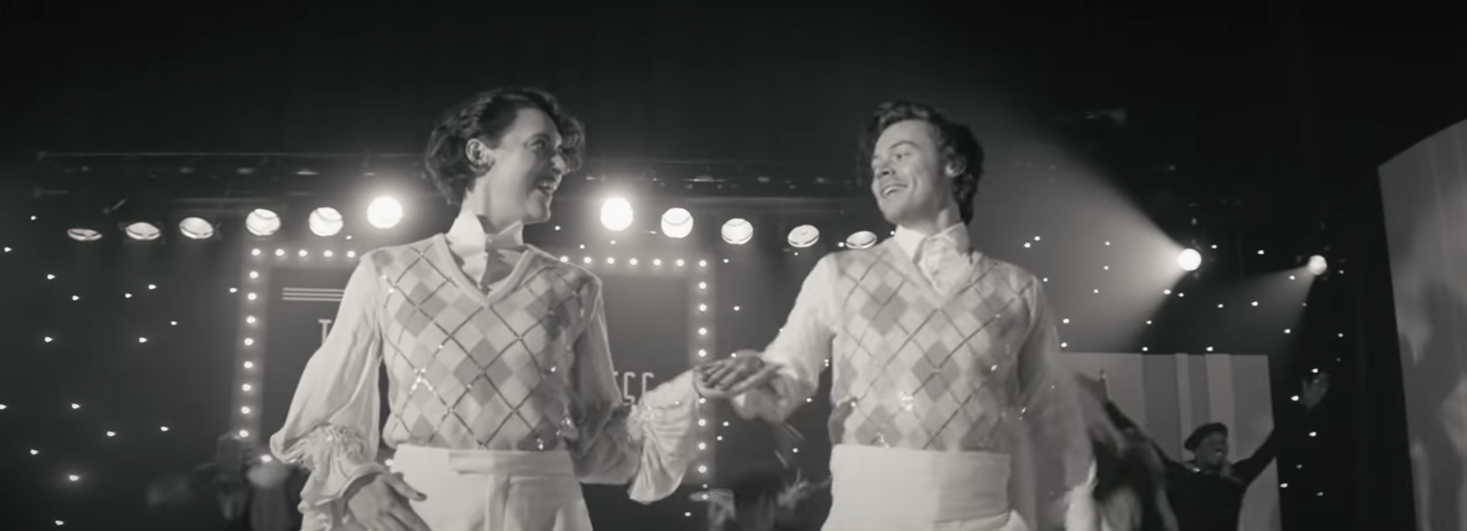 Watch Harry Styles, Phoebe Waller-Bridge in ‚Treat People Kindly‘