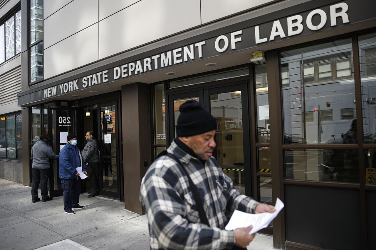 You do not need to contact the New York Unemployment Bureau for an additional $ 300;  When the benefits start
